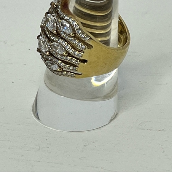 Gold Tone White Crystal Cocktail Ring Size 7.75 - Picture 4 of 8